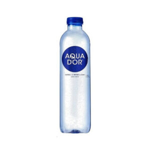 en stor flaske aqua dor vand